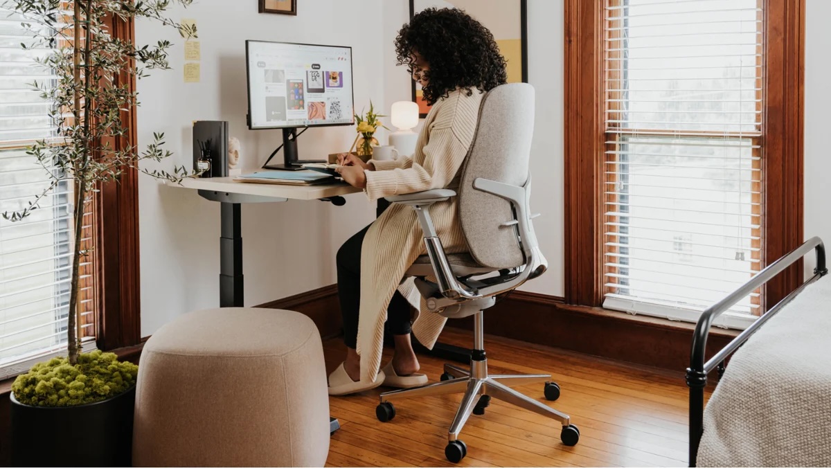 Standing Desks vs. Sitting: How to Choose the Perfect Office Desk for Your Melbourne Workspace