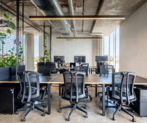 Office Workstations vs Desks: What’s Right for Your Team?